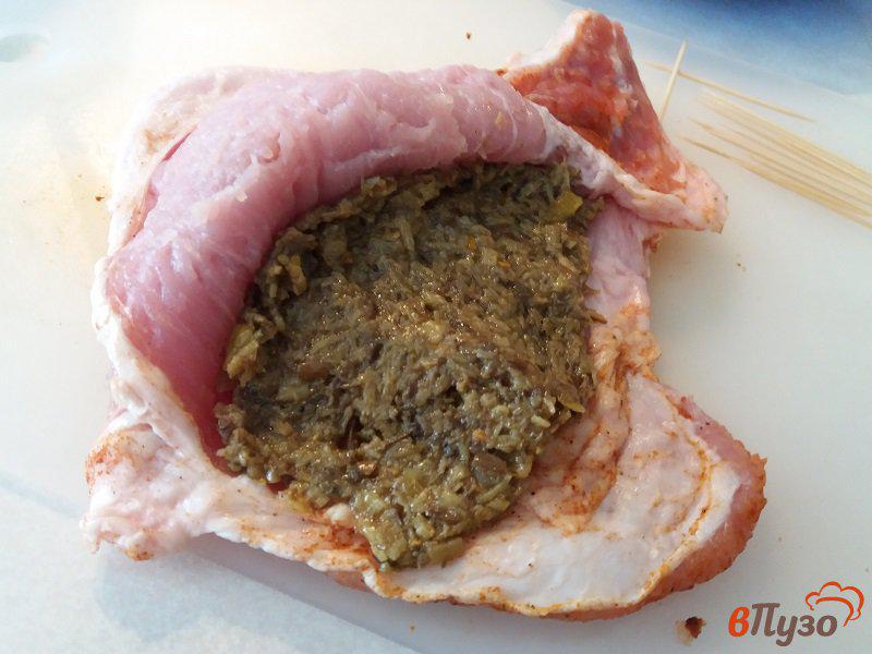 Фото приготовление рецепта: Фаршированная  грибной икрой свиная отбивная шаг №5