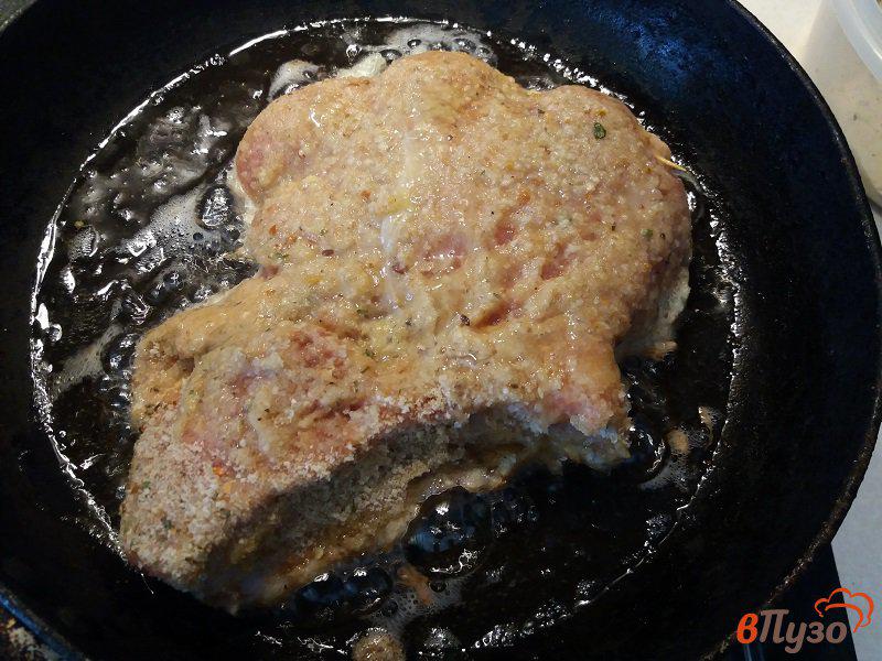 Фото приготовление рецепта: Фаршированная  грибной икрой свиная отбивная шаг №8