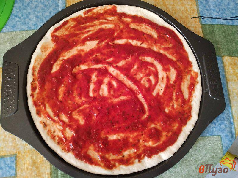Фото приготовление рецепта: Пицца с черными оливками и двумя видами колбасы шаг №11