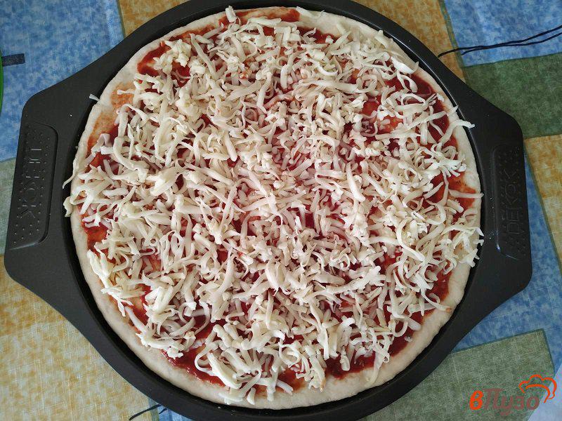 Фото приготовление рецепта: Пицца с черными оливками и двумя видами колбасы шаг №12