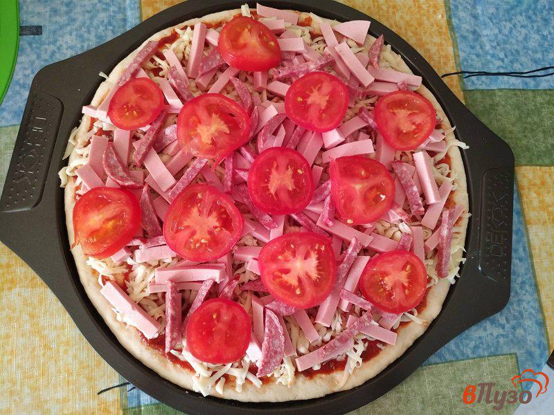 Фото приготовление рецепта: Пицца с черными оливками и двумя видами колбасы шаг №14