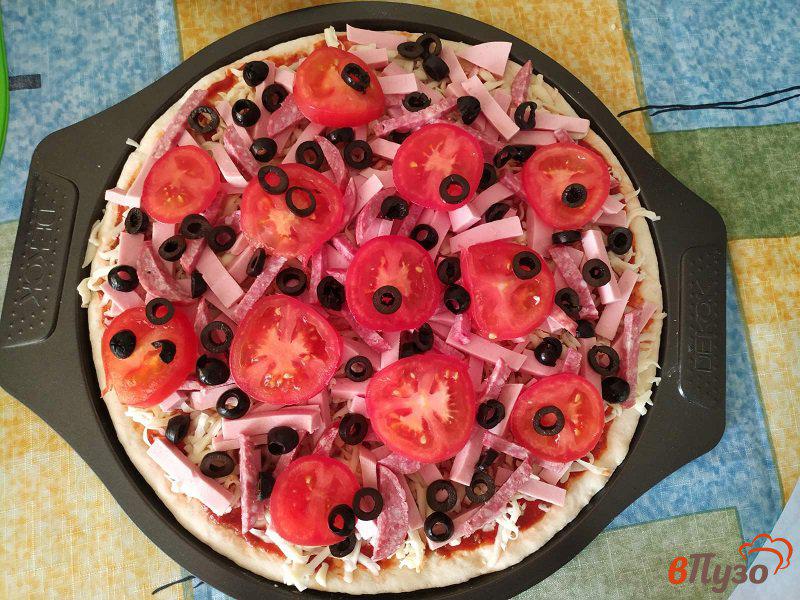 Фото приготовление рецепта: Пицца с черными оливками и двумя видами колбасы шаг №15