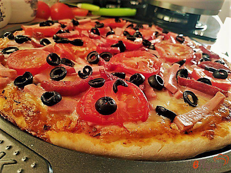 Фото приготовление рецепта: Пицца с черными оливками и двумя видами колбасы шаг №16