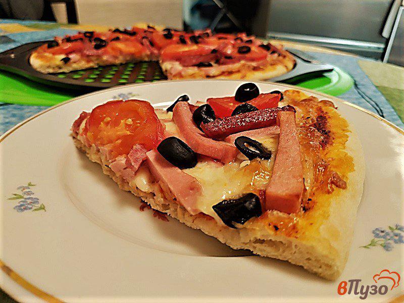 Фото приготовление рецепта: Пицца с черными оливками и двумя видами колбасы шаг №17