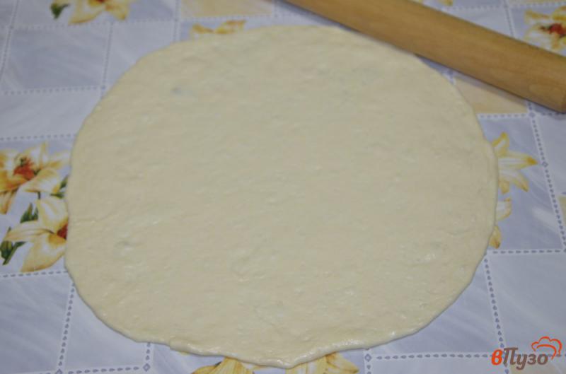 Фото приготовление рецепта: Пицца с сосисками и сыром шаг №2