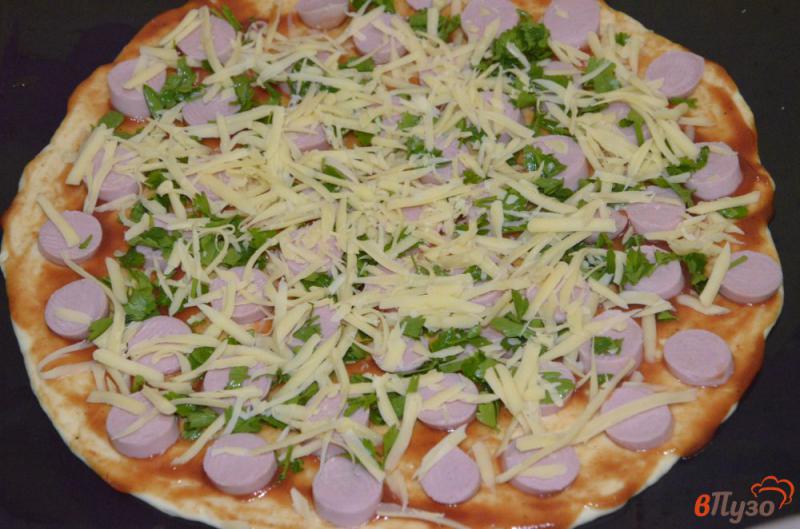 Фото приготовление рецепта: Пицца с сосисками и сыром шаг №6