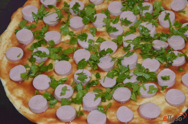 Фото приготовление рецепта: Пицца с сосисками и сыром шаг №5
