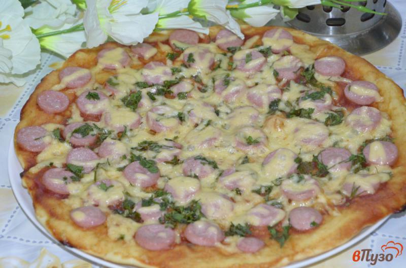 Фото приготовление рецепта: Пицца с сосисками и сыром шаг №7