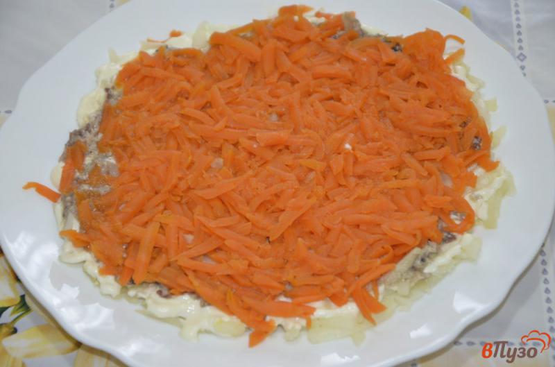 Фото приготовление рецепта: Постный слоеный  салат с консервированной скумбрией шаг №4
