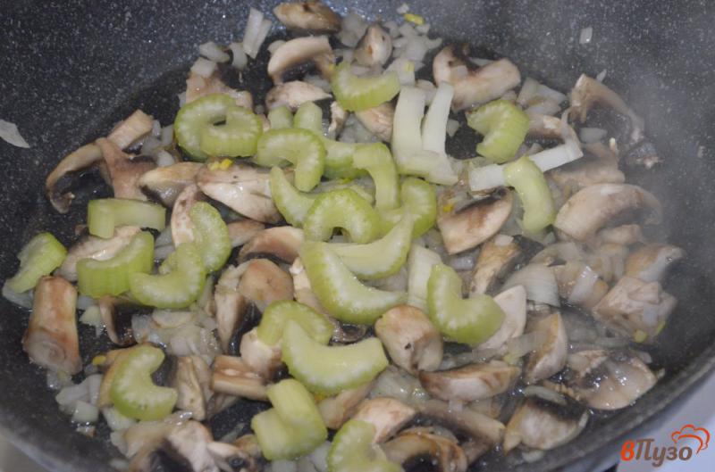 Фото приготовление рецепта: Постный грибной суп с сельдереем и нутом шаг №2