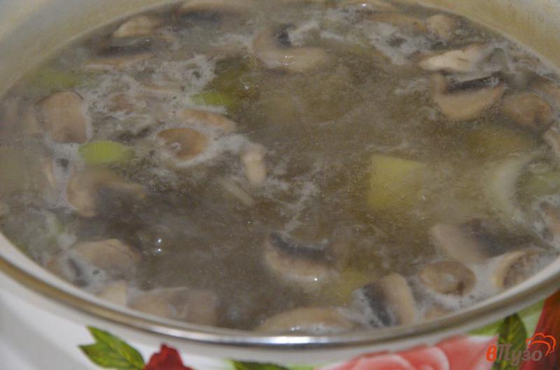 Фото приготовление рецепта: Постный грибной суп с сельдереем и нутом шаг №4