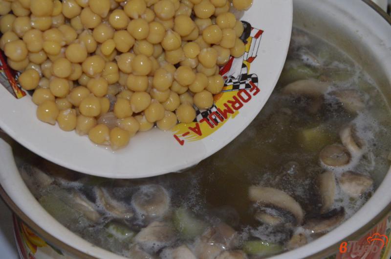 Фото приготовление рецепта: Постный грибной суп с сельдереем и нутом шаг №5