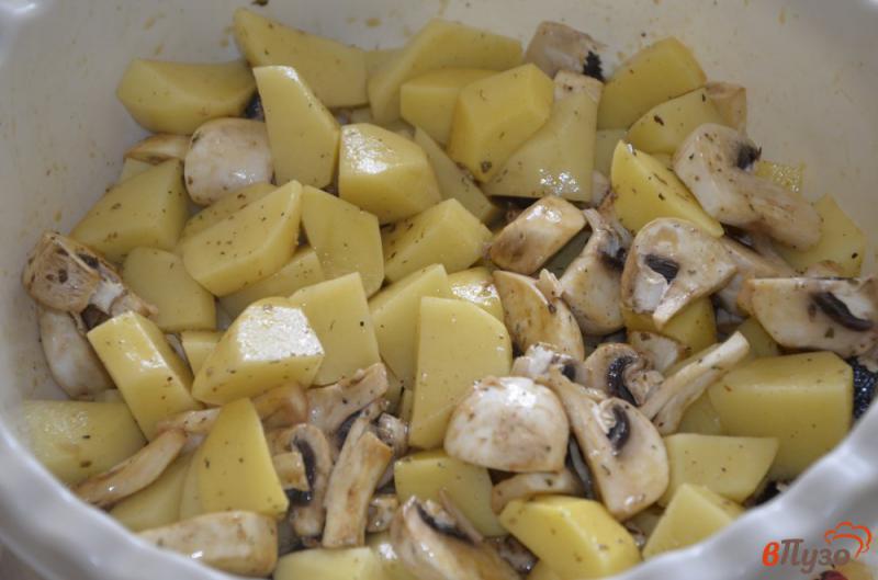 Фото приготовление рецепта: Постный картофель в горшочке с грибами в остром соусе шаг №4