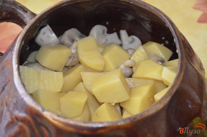 Фото приготовление рецепта: Постный картофель в горшочке с грибами в остром соусе шаг №5
