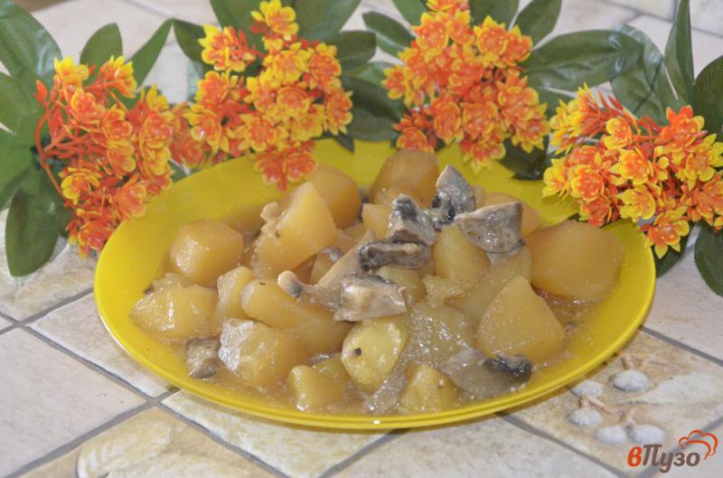 Фото приготовление рецепта: Постный картофель в горшочке с грибами в остром соусе шаг №6