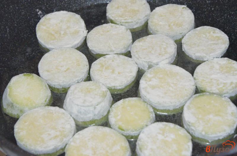 Фото приготовление рецепта: Постные жареные кабачки с чесночным соусом шаг №2