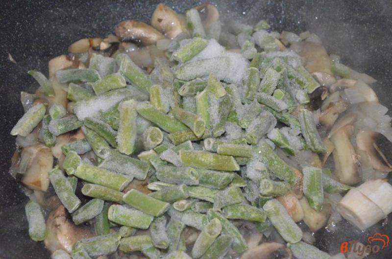 Фото приготовление рецепта: Постная картофельная запеканка со стручковой фасолью и грибами шаг №2