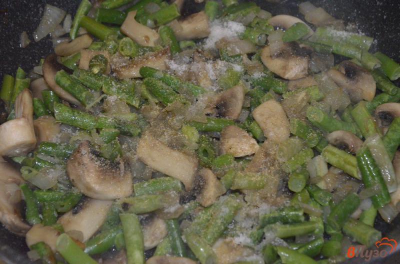 Фото приготовление рецепта: Постная картофельная запеканка со стручковой фасолью и грибами шаг №4