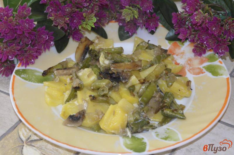 Фото приготовление рецепта: Постная картофельная запеканка со стручковой фасолью и грибами шаг №6