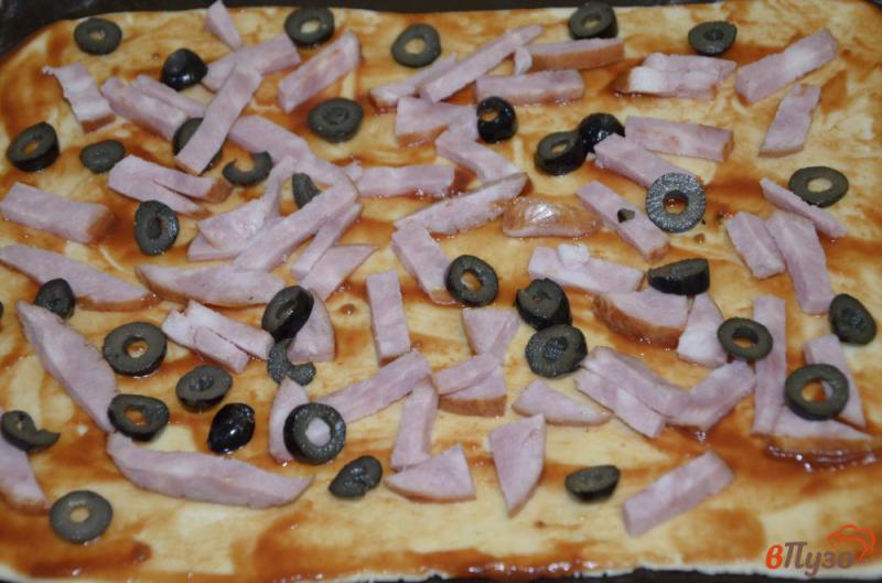 Фото приготовление рецепта: Тонкая пицца с ветчиной и маслинами шаг №3
