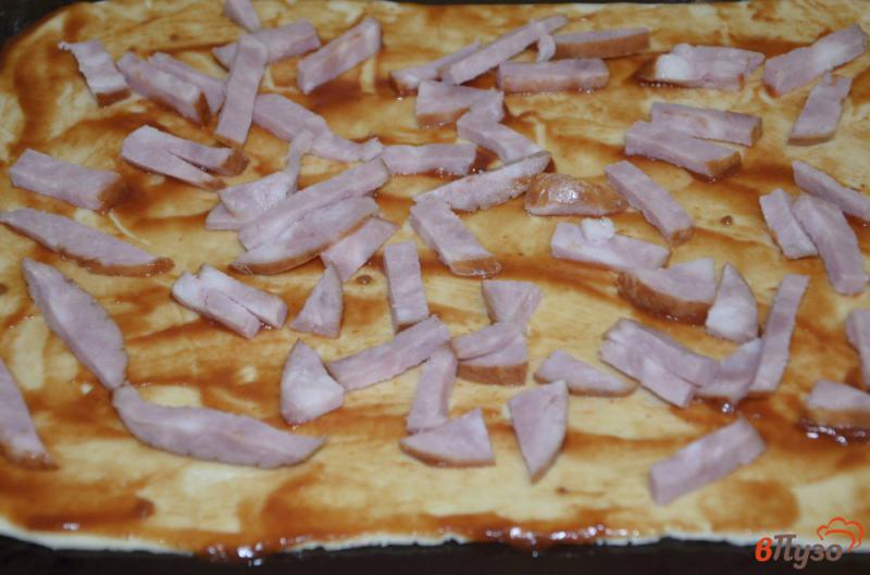 Фото приготовление рецепта: Тонкая пицца с ветчиной и маслинами шаг №2