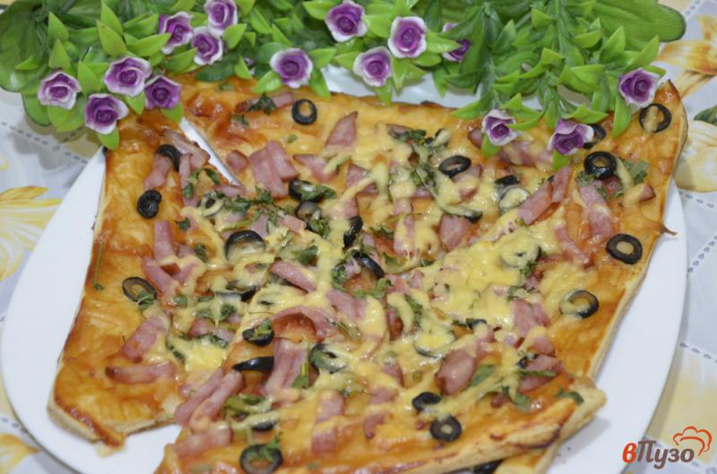 Фото приготовление рецепта: Тонкая пицца с ветчиной и маслинами шаг №5