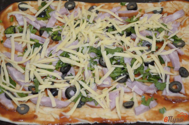 Фото приготовление рецепта: Тонкая пицца с ветчиной и маслинами шаг №4