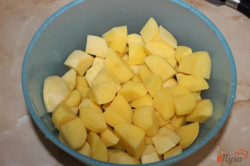Фото приготовление рецепта: Запеченный картофель с луком в духовке шаг №1