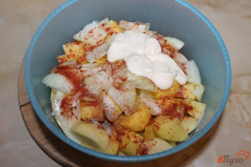 Фото приготовление рецепта: Запеченный картофель с луком в духовке шаг №3