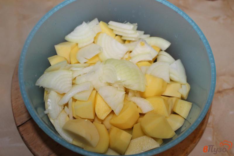 Фото приготовление рецепта: Запеченный картофель с луком в духовке шаг №2