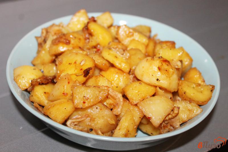 Фото приготовление рецепта: Запеченный картофель с луком в духовке шаг №5