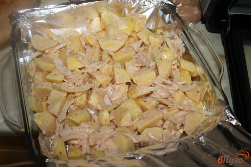 Фото приготовление рецепта: Запеченный картофель с луком в духовке шаг №4