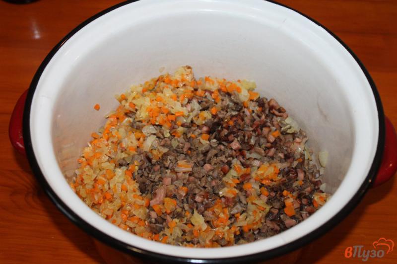 Фото приготовление рецепта: Мясная солянка с каперсами и оливками шаг №6