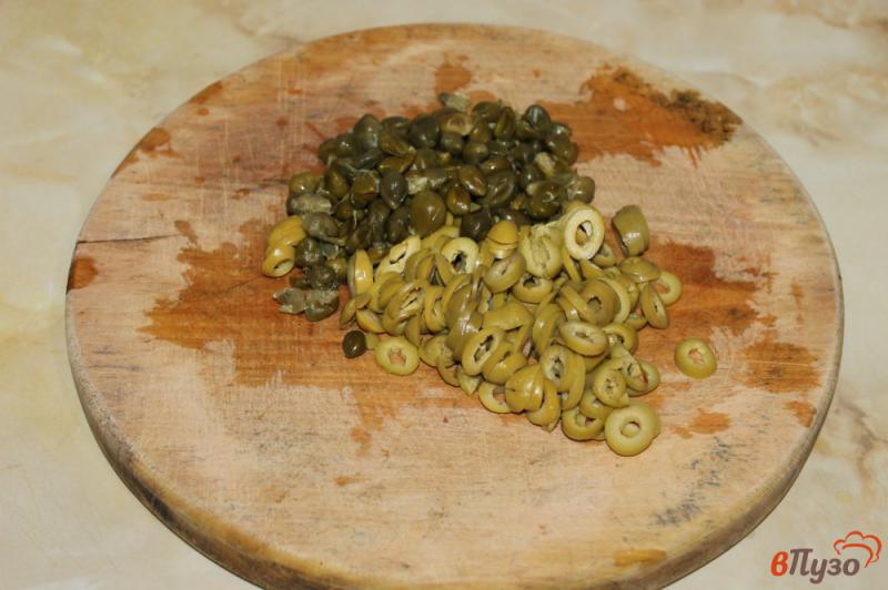 Фото приготовление рецепта: Мясная солянка с каперсами и оливками шаг №8