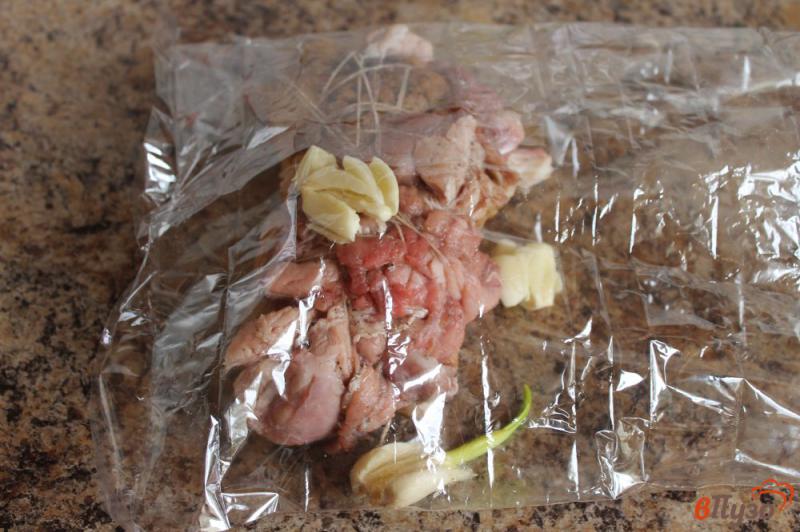 Фото приготовление рецепта: Запеченная свиная рулька без кости в медово - горчичном соусе шаг №3