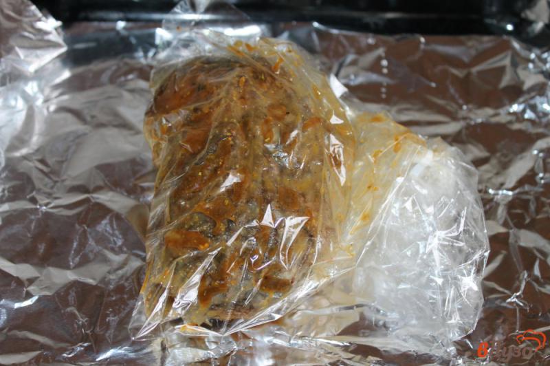 Фото приготовление рецепта: Запеченная свиная рулька без кости в медово - горчичном соусе шаг №7