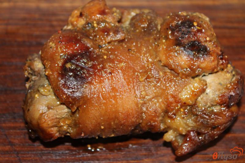 Фото приготовление рецепта: Запеченная свиная рулька без кости в медово - горчичном соусе шаг №8
