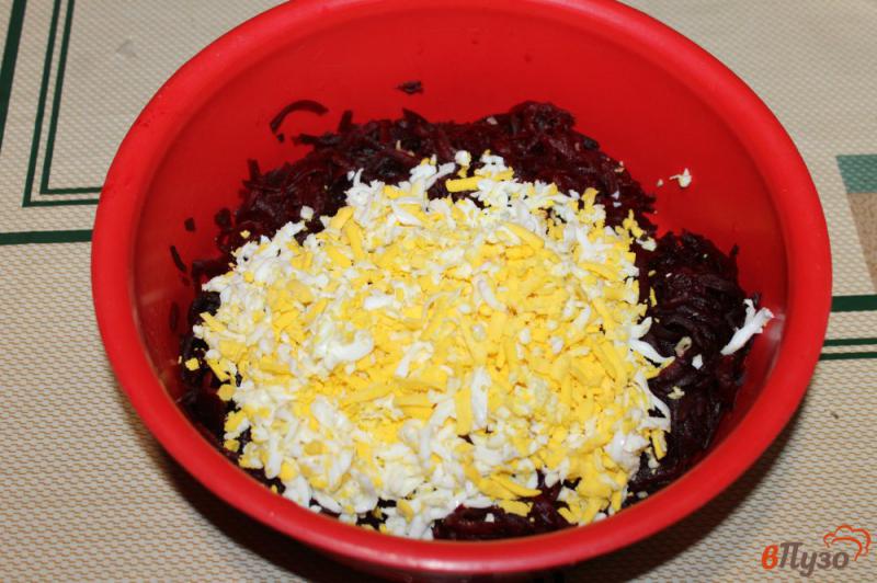 Фото приготовление рецепта: Свекольный салат с яйцом и чесноком шаг №3