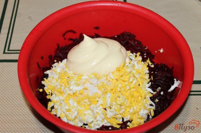 Фото приготовление рецепта: Свекольный салат с яйцом и чесноком шаг №4