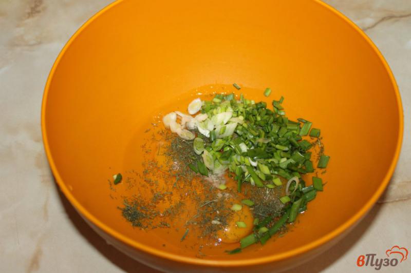 Фото приготовление рецепта: Омлет с сардельками луком и зеленью шаг №3
