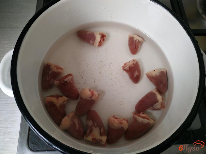 Фото приготовление рецепта: Салат с куриных сердечек шаг №2