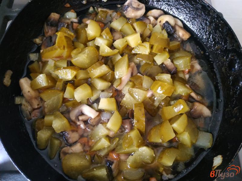 Фото приготовление рецепта: Солянка грибная на курином бульоне с молодой капустой шаг №6