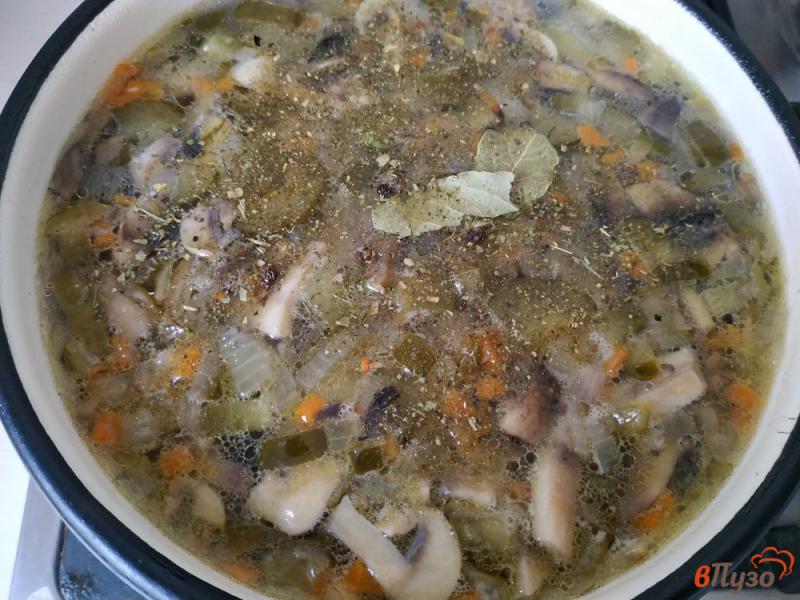 Фото приготовление рецепта: Солянка грибная на курином бульоне с молодой капустой шаг №7