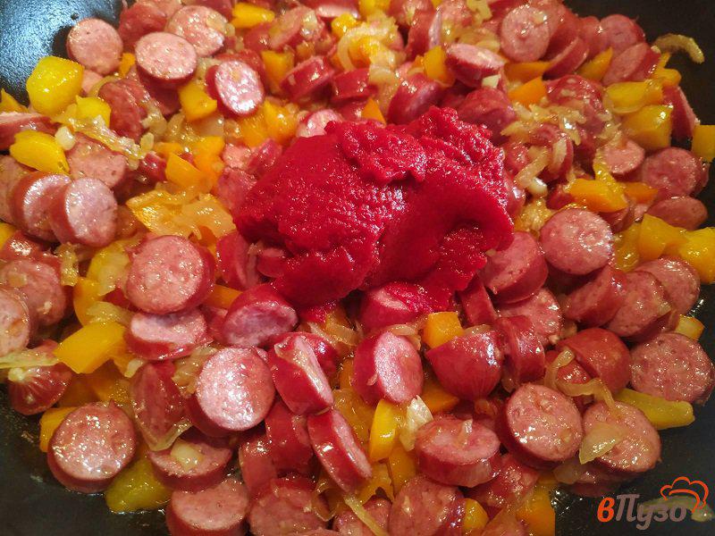 Фото приготовление рецепта: Спагетти  с томатным соусом и охотничьими колбасками шаг №4
