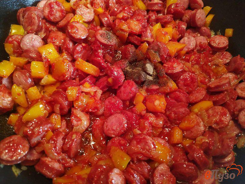 Фото приготовление рецепта: Спагетти  с томатным соусом и охотничьими колбасками шаг №5