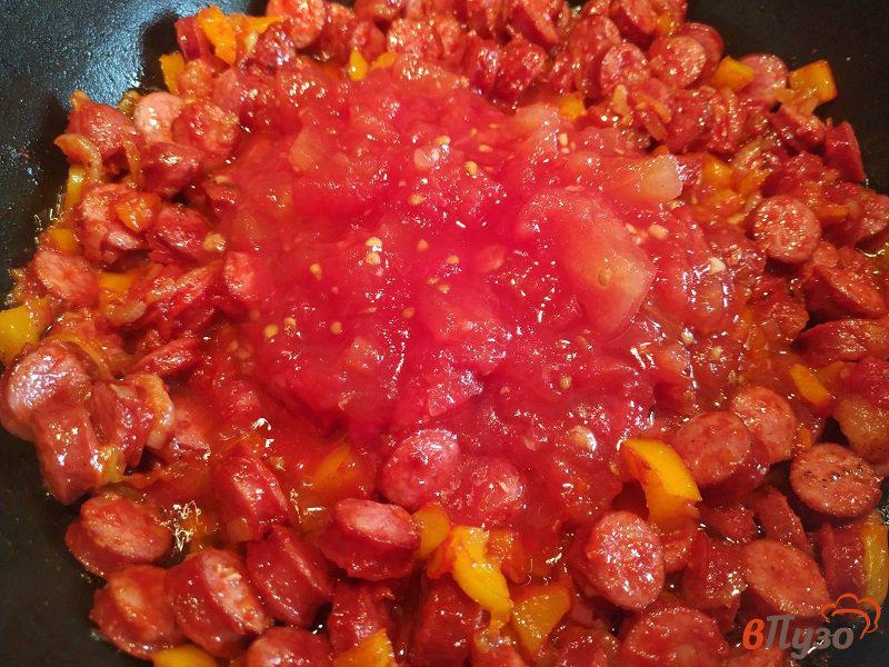 Фото приготовление рецепта: Спагетти  с томатным соусом и охотничьими колбасками шаг №6