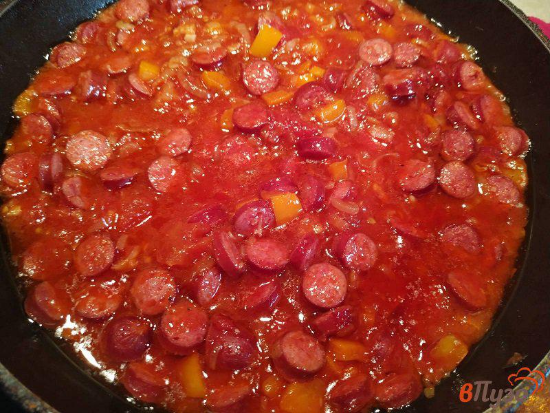 Фото приготовление рецепта: Спагетти  с томатным соусом и охотничьими колбасками шаг №7