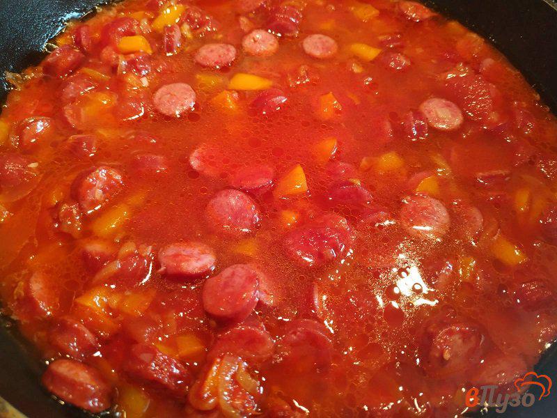 Фото приготовление рецепта: Спагетти  с томатным соусом и охотничьими колбасками шаг №8