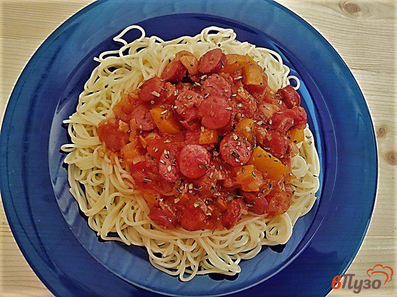 Фото приготовление рецепта: Спагетти  с томатным соусом и охотничьими колбасками шаг №9