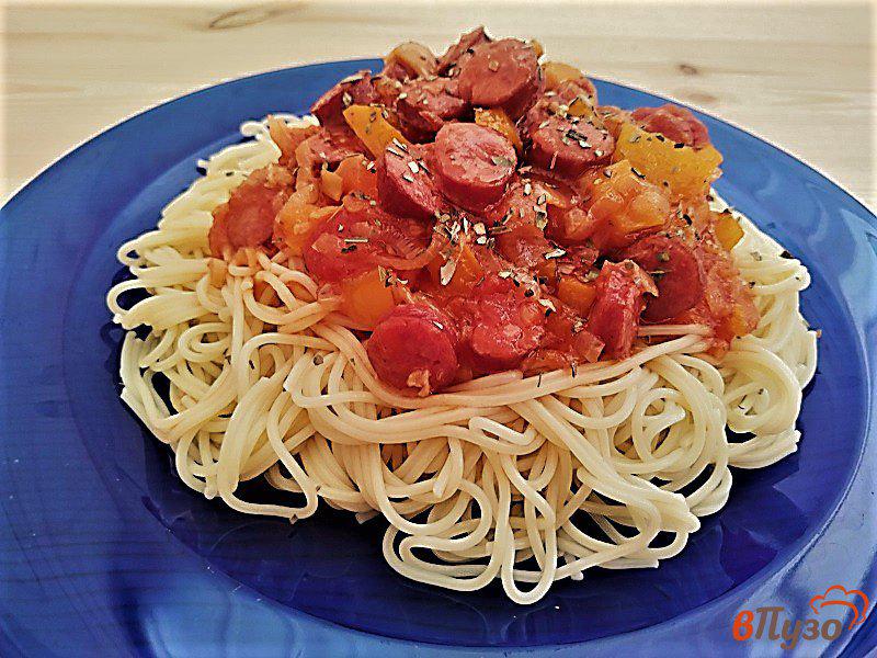 Фото приготовление рецепта: Спагетти  с томатным соусом и охотничьими колбасками шаг №10